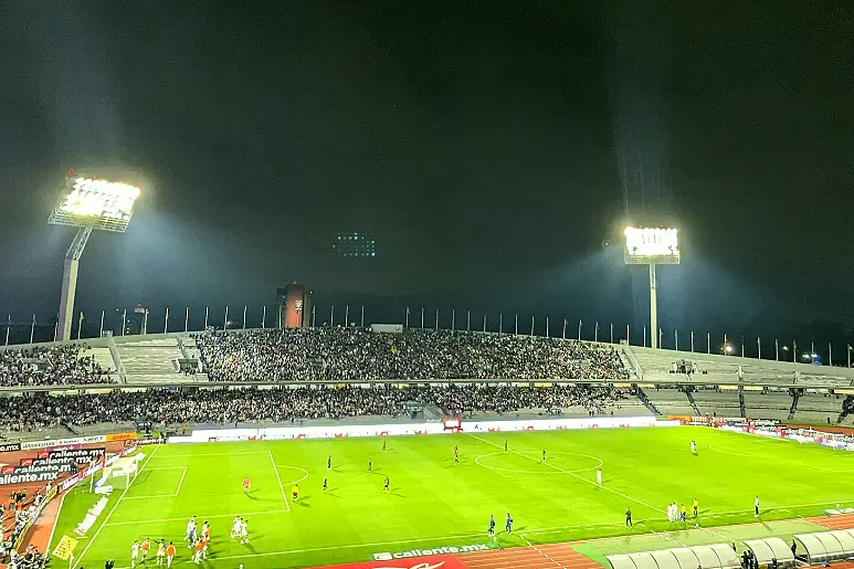 欧战之夜的球场外旗帜与灯光实拍(对俱乐部决策的影响)