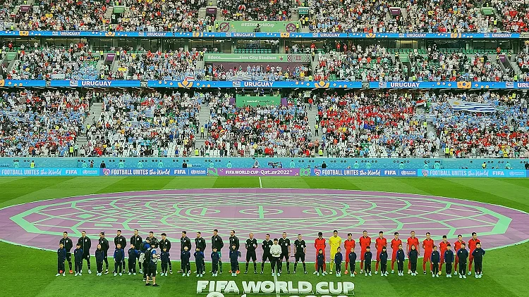 国际大赛球场内彩旗与人群实拍（加时赛与点球：另一种比赛）